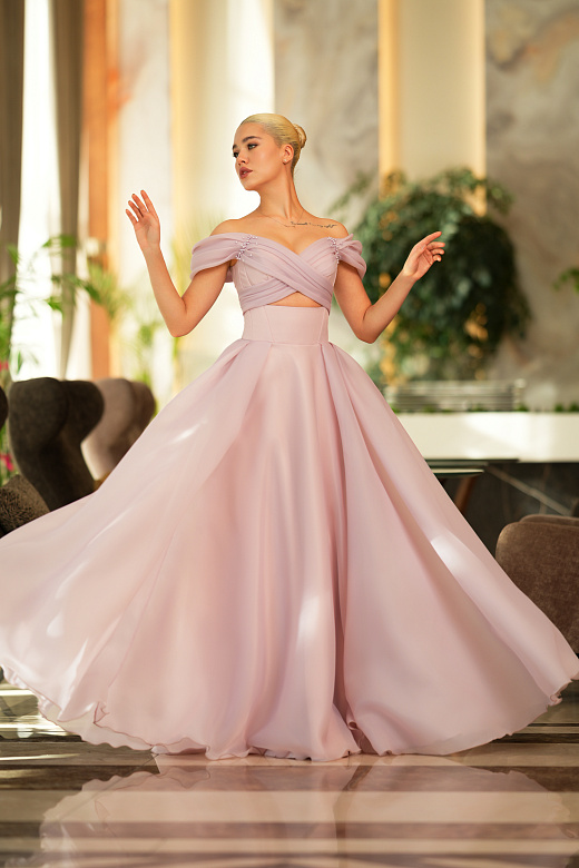Розовое платье на бал