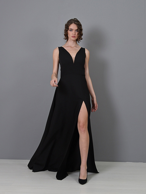 Чёрное платье без рукавов