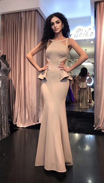 Бежевое платье с открытой спиной