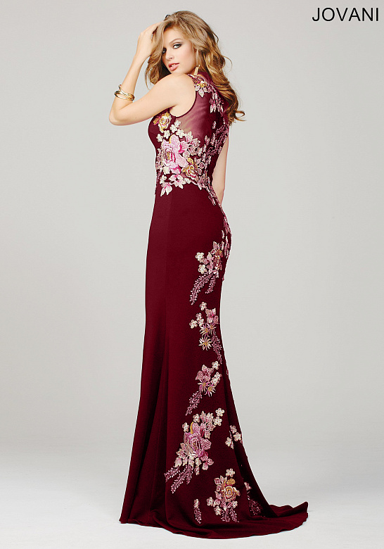 Бордовое платье с вышивкой