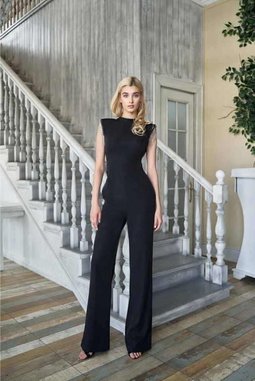 Черный комбинезон с открытой спиной