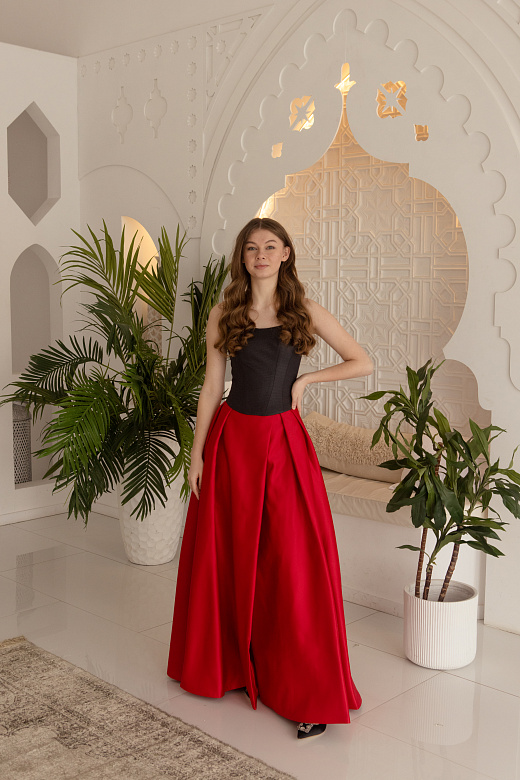 Чёрный корсет с красной юбкой