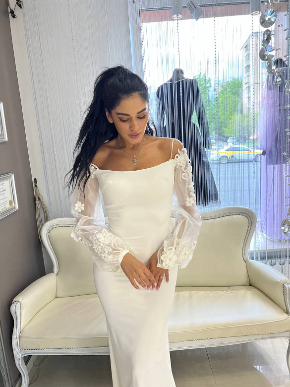 Белое платье с рукавом