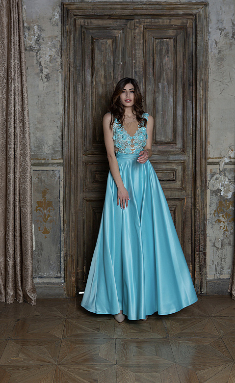 Голубое платье с цветами