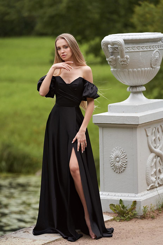 Вечернее платье атласное с открытыми плечами и разрезом