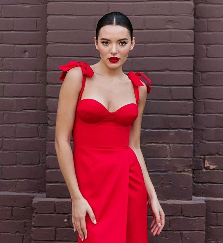 Красное миди с корсетом