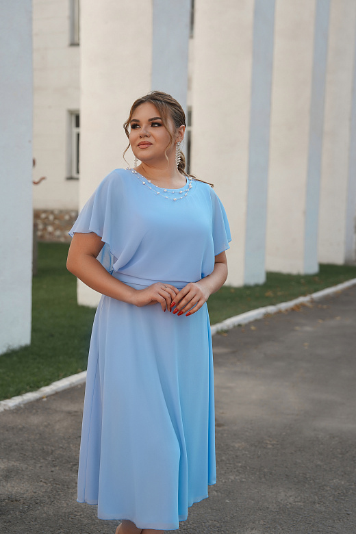 Платье с жемчужным ожерельем