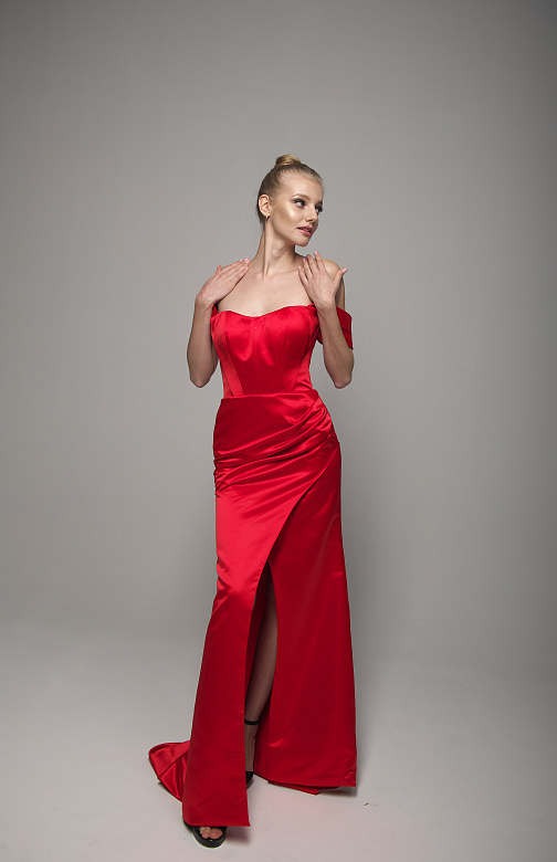 Красное атласное платье с корсетом