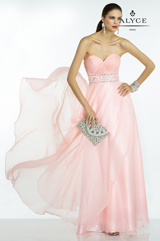 Розовое платье из шифона с поясом