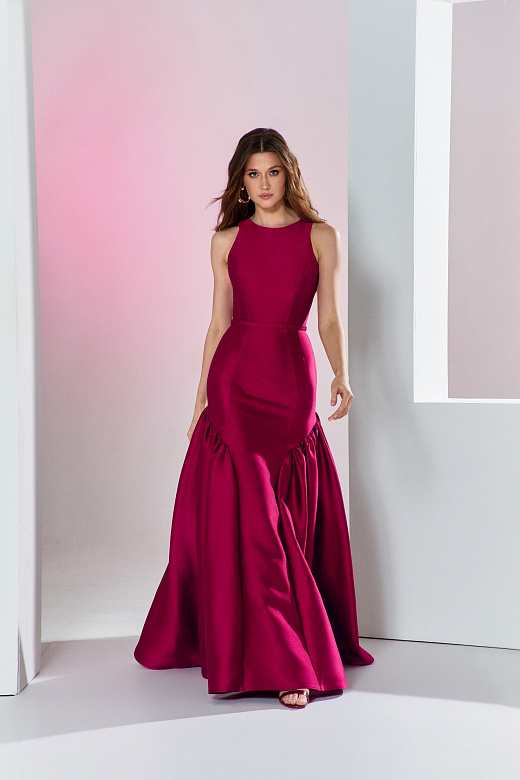 Изумрудное платье из атласа