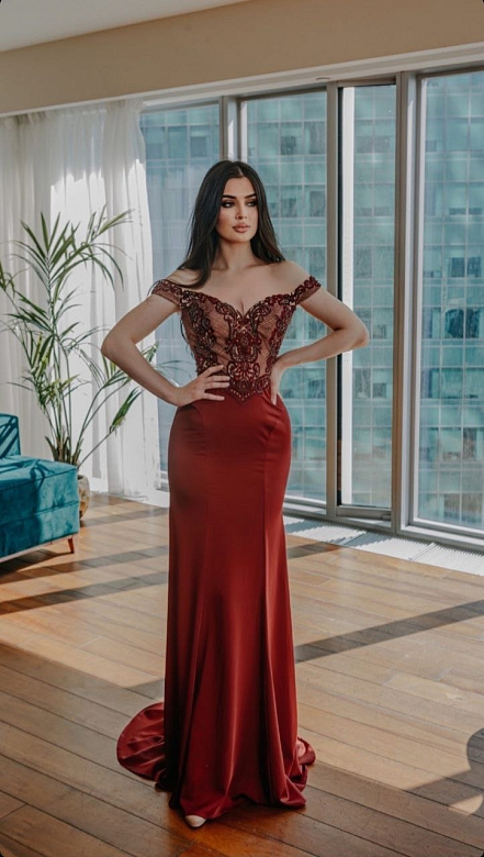 Бордовое вечернее платье с открытыми плечами