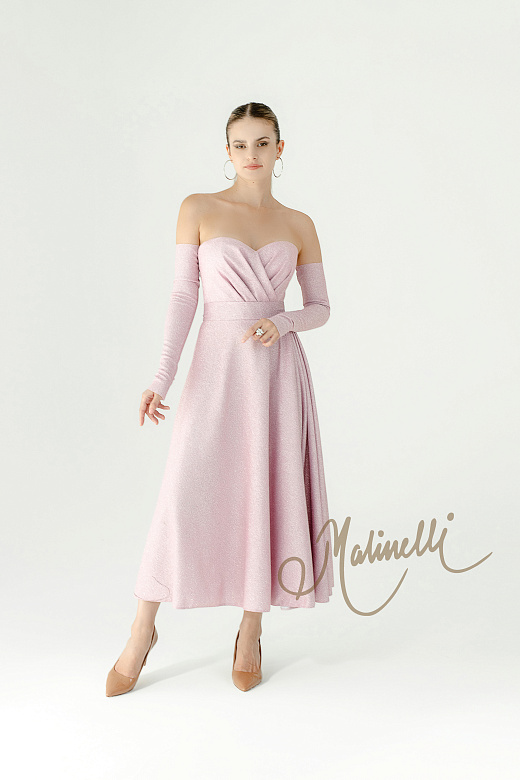 Лиловое платье с перчатками