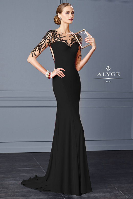 Чёрное макси с вышивкой на плечах