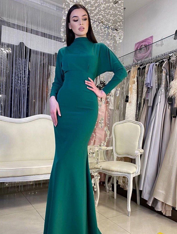 Изумрудное платье с открытой спиной