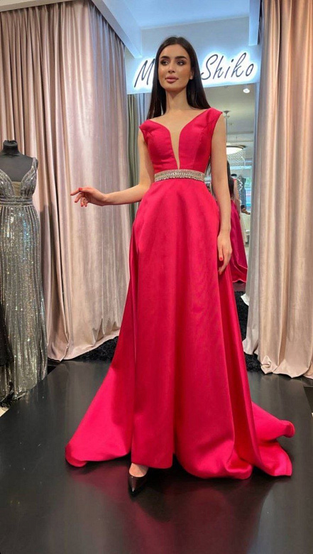Малиновое платье на бал