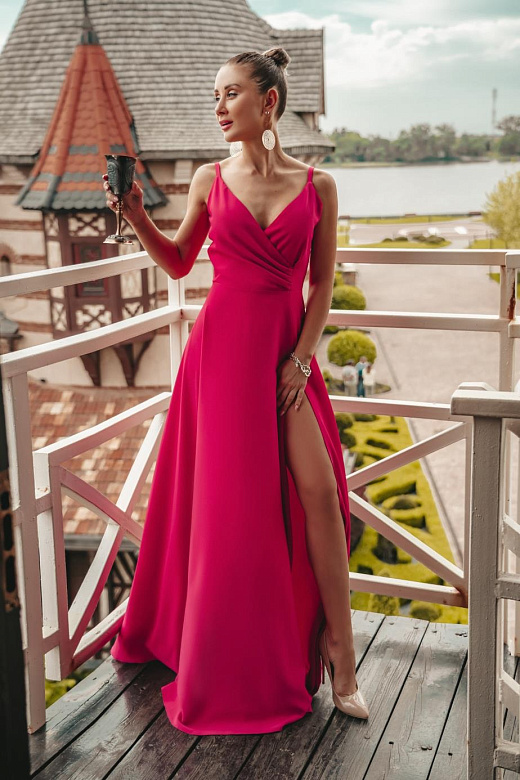 Вечернее платье на бретельках