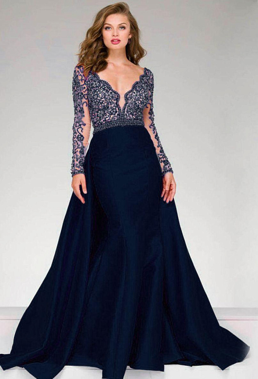 Синее платье с камнями и кружевом