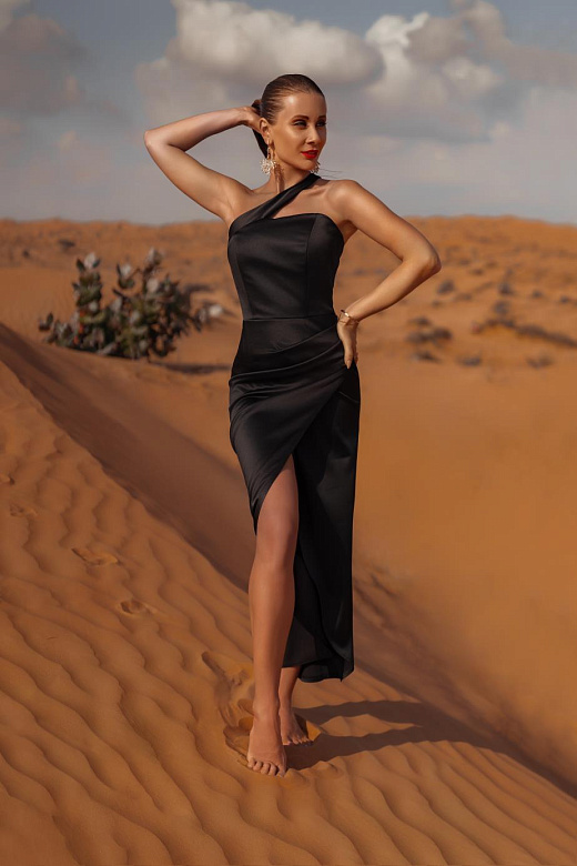 Вечернее платье атласное на одно плечо