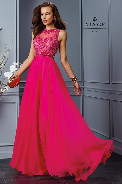 Малиновое платье с вышивкой