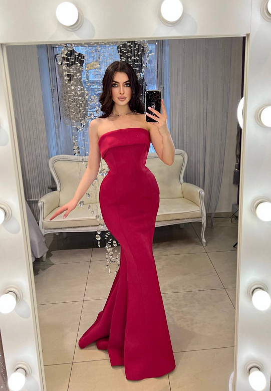 Малиновое платье с открытыми плечами