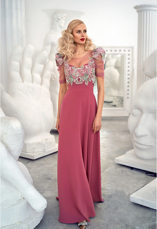 Розовое платье с цветами