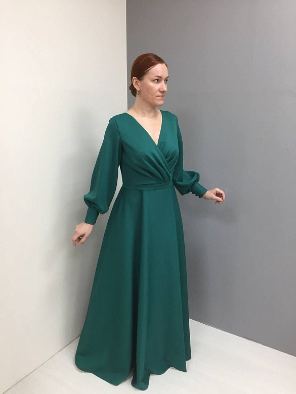 Вечернее платье с длинным рукавом и поясом