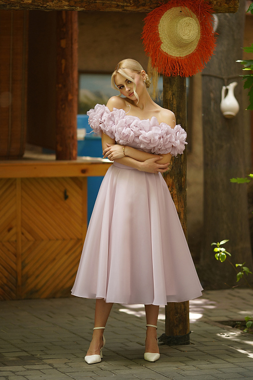 Миди из органзы с накидкой