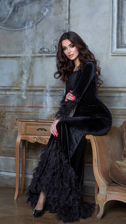 Чёрное платье из бархата со стразами