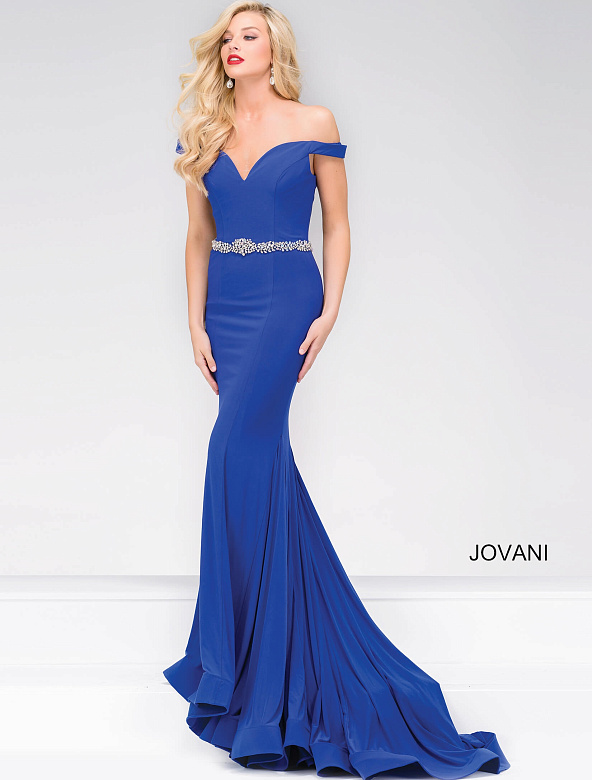 Синее платье с поясом из камней