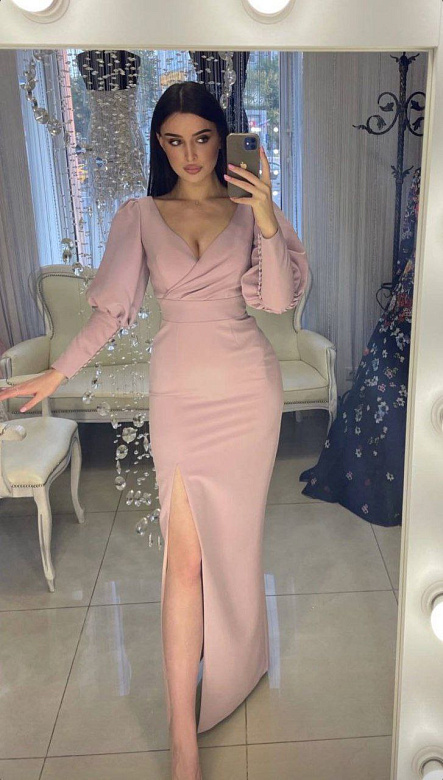 Розовое и красное платье с рукавом