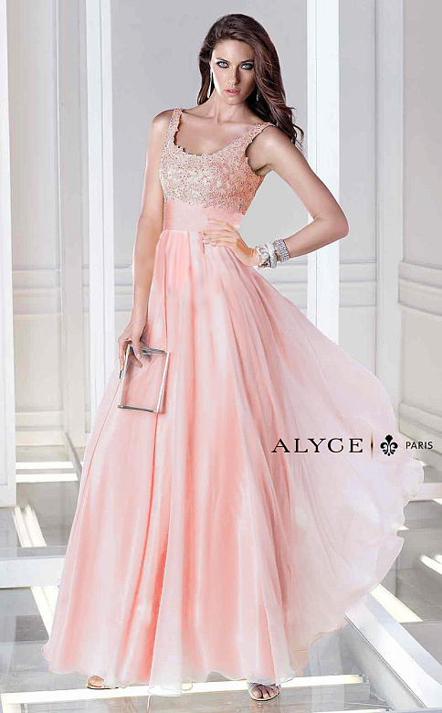 Розовое платье с кружевом