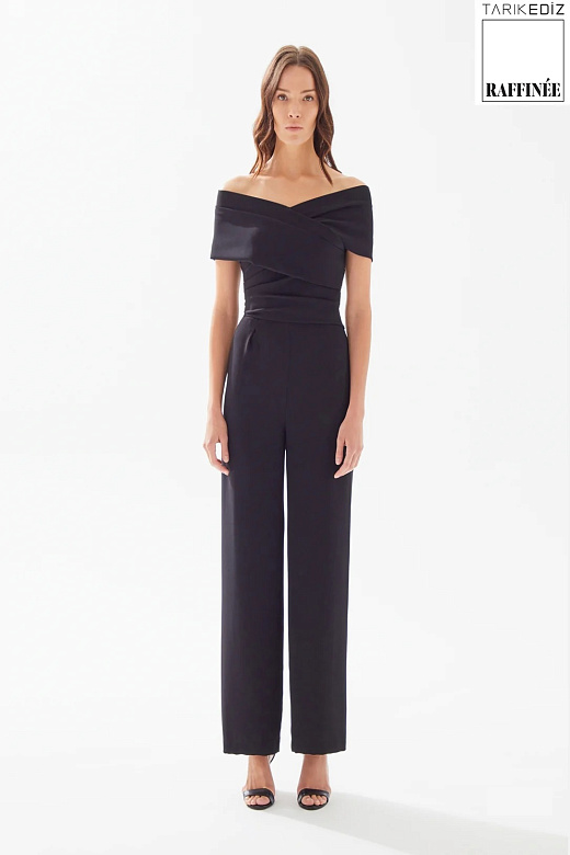 Чёрный комбинезон с открытыми плечами