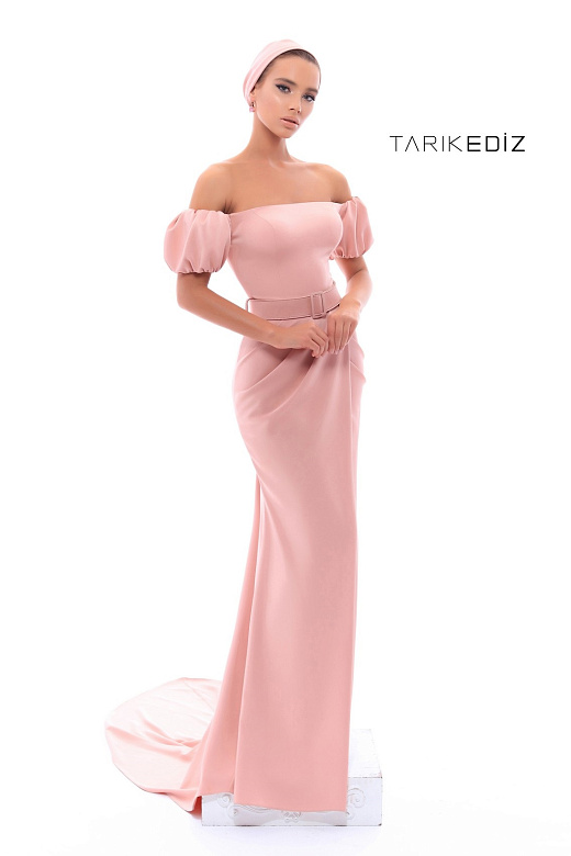 Розовое платье с рукавом фонарик