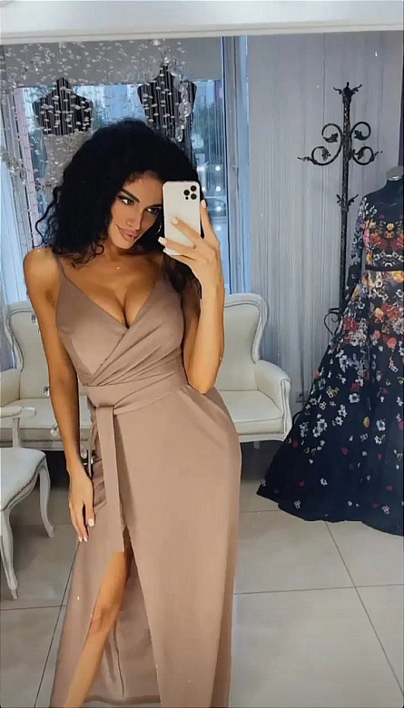 Бежевое платье на бретельках