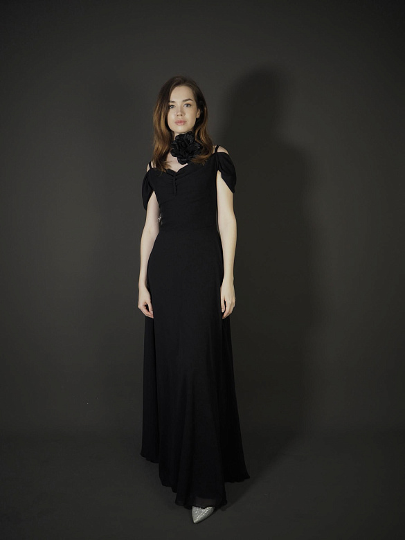 Чёрное шифоновое платье на бретельках