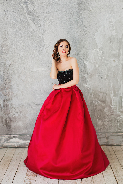 Красное пышное платье