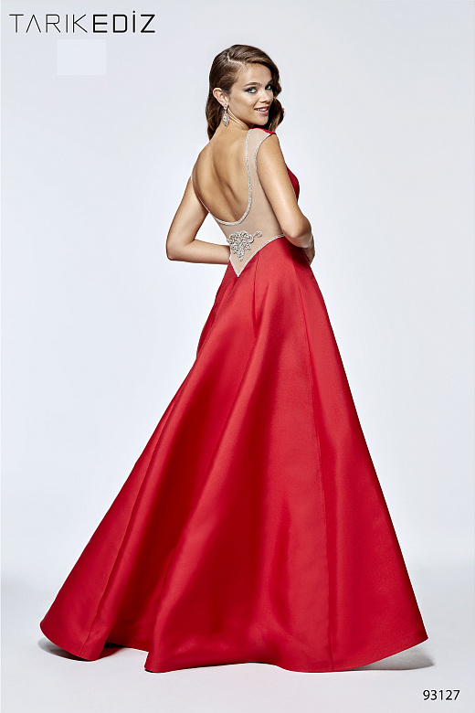 Красное платье с открытой спиной