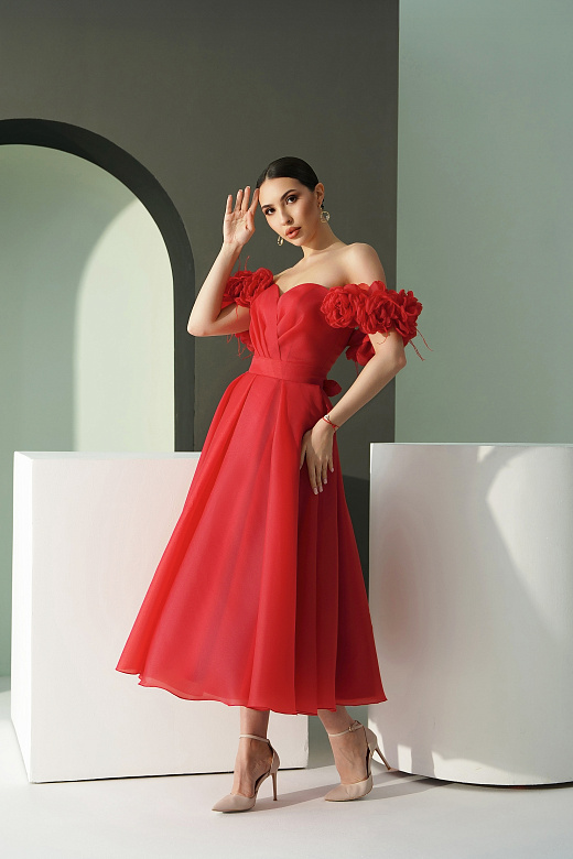 Пышное миди из органзы с розами