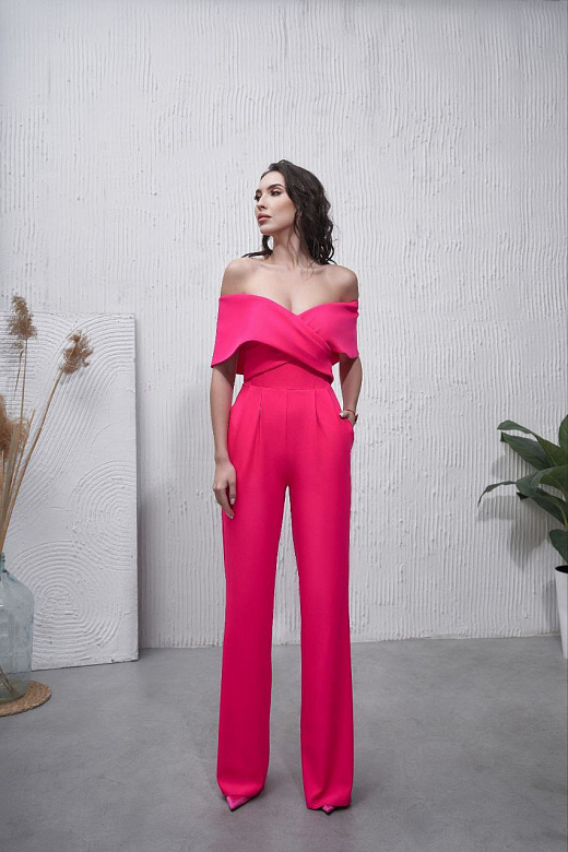 Малиновый комбинезон с открытыми плечами