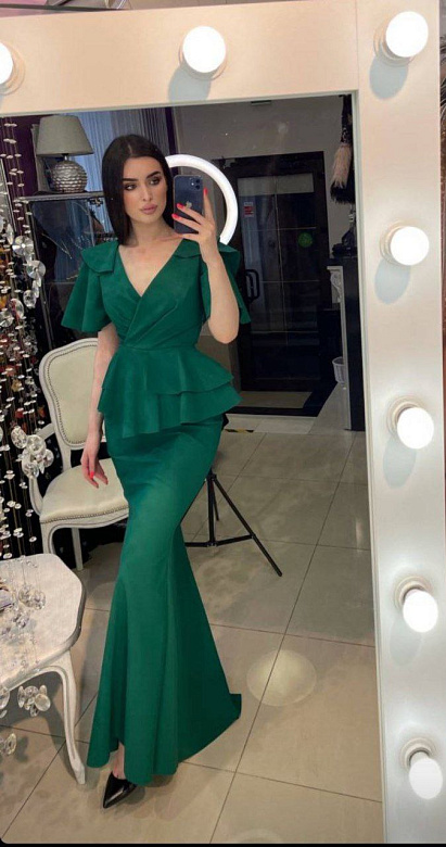 Зелёное платье с баской