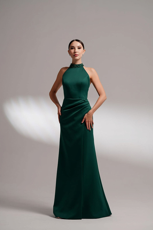 Зелёное платье с открытой спиной