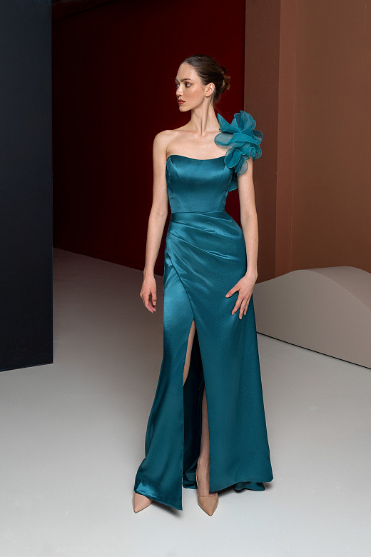 Платье с цветком на плече